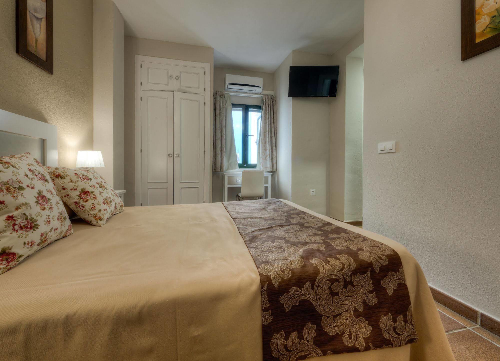 Hotel Dona Lina Sevilla Bagian luar foto